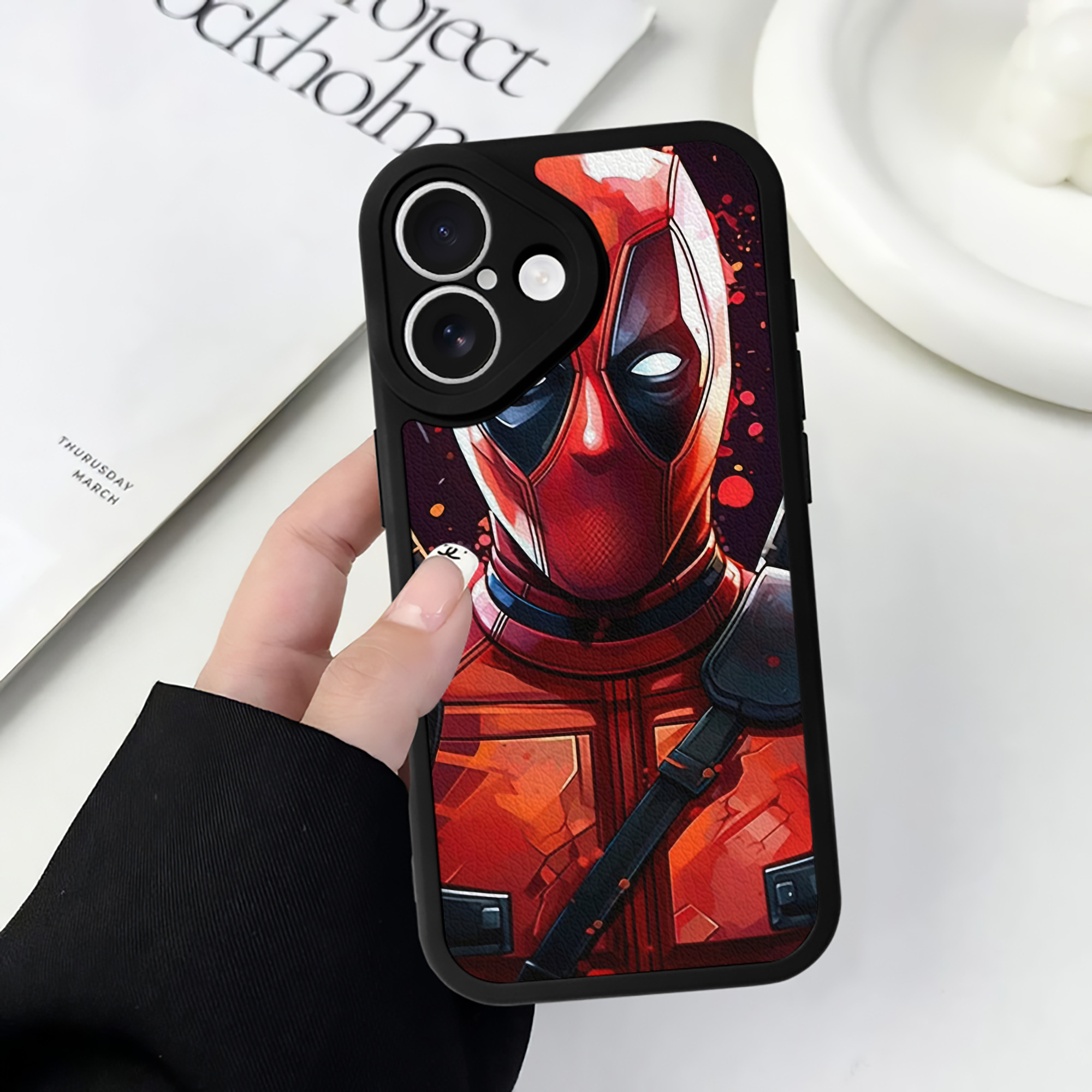 （画像用） Deadpool デッドプール 【iPhone 16シリーズ対応】シリコンスマホケース（レザー調） 材質：シリコン